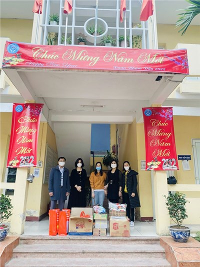 Trường TH Lý Nam Đế thăm và trao quà Tết cho các em học sinh thuộc Trung tâm Bảo trợ xã hội III Hà Nội.