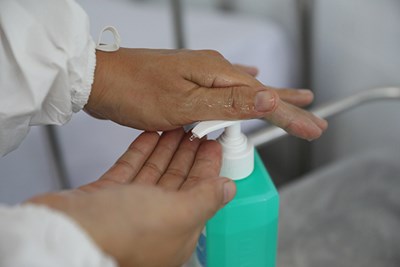 Dùng nước sát khuẩn rửa tay đúng cách