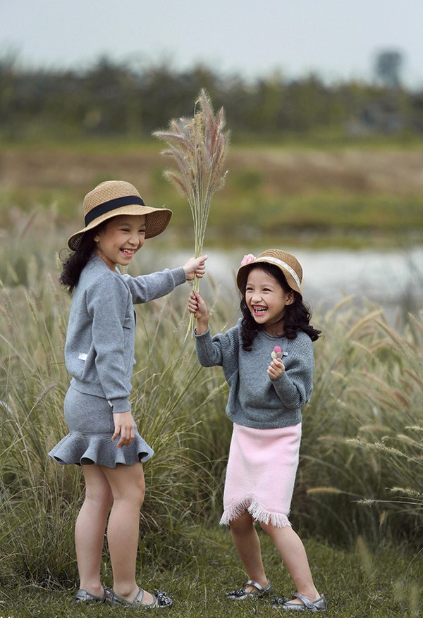 Bộ ảnh hai bé gái đáng yêu trên cánh đồng lau