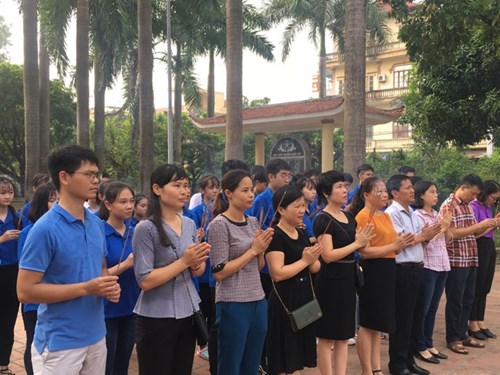 Trường THPT Hoài Đức A tổ chức dâng hoa tại nghĩa trang liệt sĩ Sơn Đồng và thăm hỏi các gia đình thuộc diện chính sách nhân dịp ngày thương binh liệt sĩ 27/7