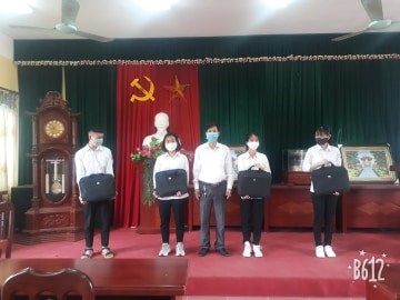 Trường THPT Tân Dân tổ chức trao máy tính cho học sinh có hoàn cảnh khó khăn.