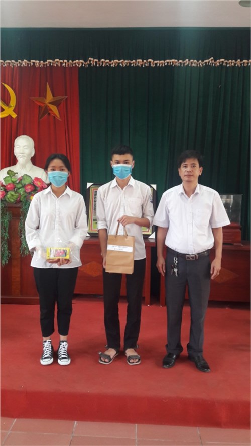 Trường THPT Tân Dân tổ chức trao tặng điện thoại cho học sinh có hoàn cảnh đặc
biệt khó khăn chịu ảnh hưởng của dịch bệnh Covid-19