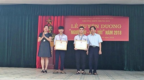 Học sinh được tặng danh hiệu  Người tốt việc tốt  từ Chủ tịch UBND huyện Sóc Sơn