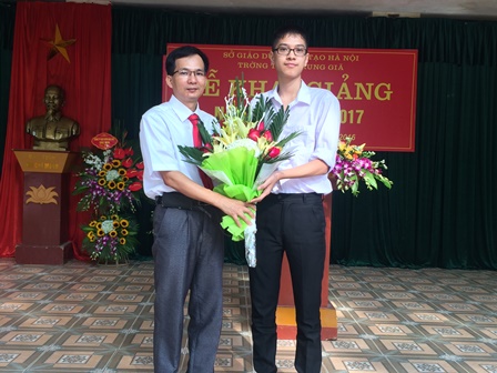 Em Cao Văn Duy điểm thi đại học cao nhất tặng hoa