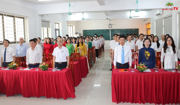 Đồng chí Nguyễn Văn Thọ- Thành ủy viên, Bí thư huyện ủy dự Lễ kết nạp Đảng viên mới tại Chi bộ Trường THPT Quốc Oai