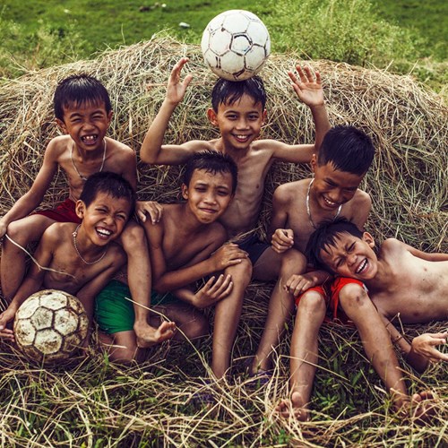 Trẻ em làm xiếc với trái bóng tại cuộc thi ảnh  Sống cùng World Cup 