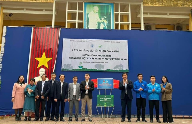 Trường THPT Hoài Đức A trao tặng cây xanh - hưởng ứng chương trình “trồng mới một tỷ cây xanh - vì một Việt Nam xanh”