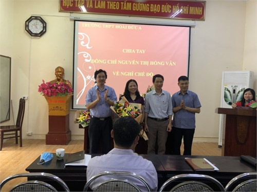 Trang trọng và ấm áp buổi chia tay cô Nguyễn Thị Hồng Vân - Phó hiệu trưởng nhà trường về nghỉ chế độ